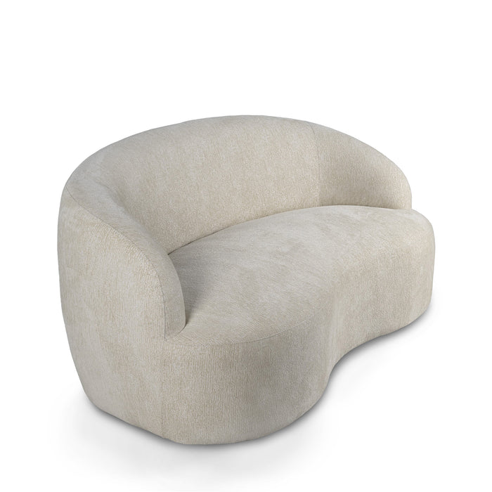 Moderne, niervormige bank in beige polyester met een zachte textuur en organisch design op een witte achtergrond.