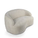 Moderne, niervormige bank in beige polyester met een zachte textuur en organisch design op een witte achtergrond.