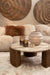 Beige polyester vloerkleed Curvae 109x238 cm in een sfeervol interieur met een marmeren salontafel.