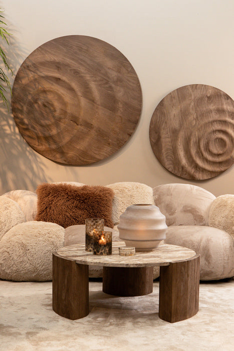 Beige polyester vloerkleed Curvae 109x238 cm in een sfeervol interieur met een zachte textuur.
