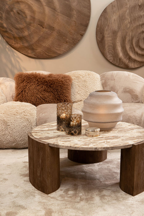 Beige polyester vloerkleed Curvae 109x238 cm in een sfeervol interieur met een marmeren salontafel en zachte texturen.