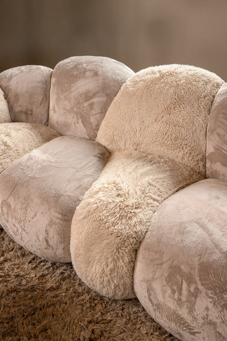 Beige PTMD Curvae polyester vloerkleed met zachte textuur, 109x238 cm.