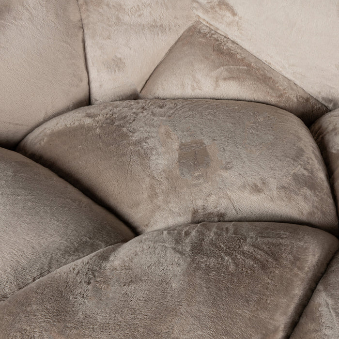 Close-up van de zachte, beige polyester bekleding van de PTMD Nubibus 3-zitsbank met een luxe textuur.