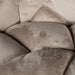 Close-up van de zachte, beige polyester bekleding van de PTMD Nubibus 3-zitsbank met een luxe textuur.
