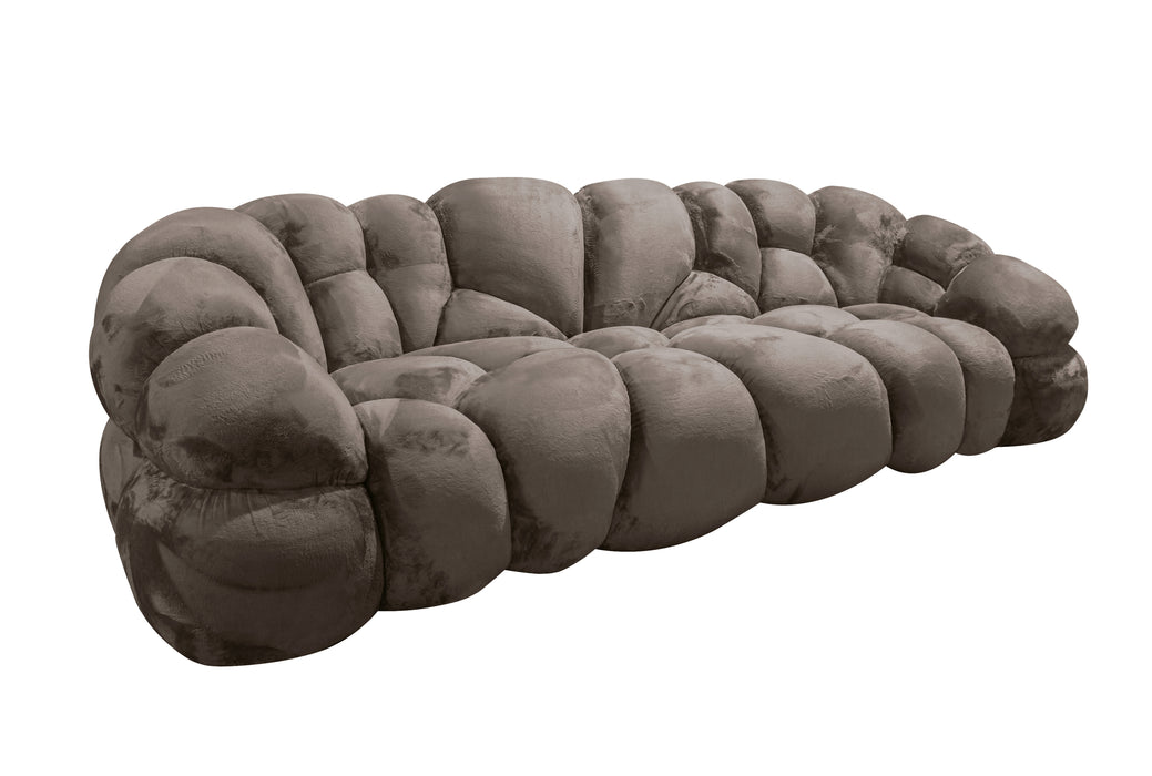 PTMD Nubibus 3-zitsbank in taupekleurig polyester met een zacht, gewatteerd en organisch design.