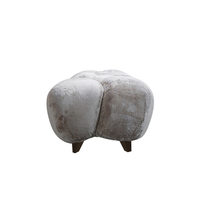 Beige PTMD Nubibus hocker van zacht polyester met een organisch design en donkere houten pootjes.