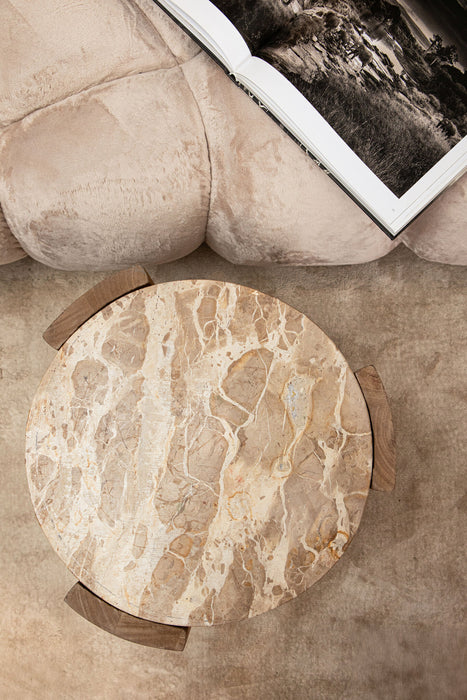 Beige polyester PTMD Nubibus bank met een ronde marmeren bijzettafel van bovenaf gezien.