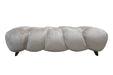 PTMD Nubibus 3-zitsbank in beige polyester met een zachte, gewatteerde structuur en donkere houten pootjes.