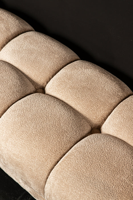 Beige gestoffeerd Melbourne bankje van PTMD met een zachte polyester textuur en doorgestikt patroon.