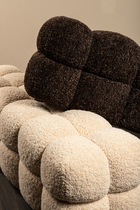 Bruin en beige teddy bankje van PTMD met een zachte bouclé textuur en een modern, gestoffeerd ontwerp.