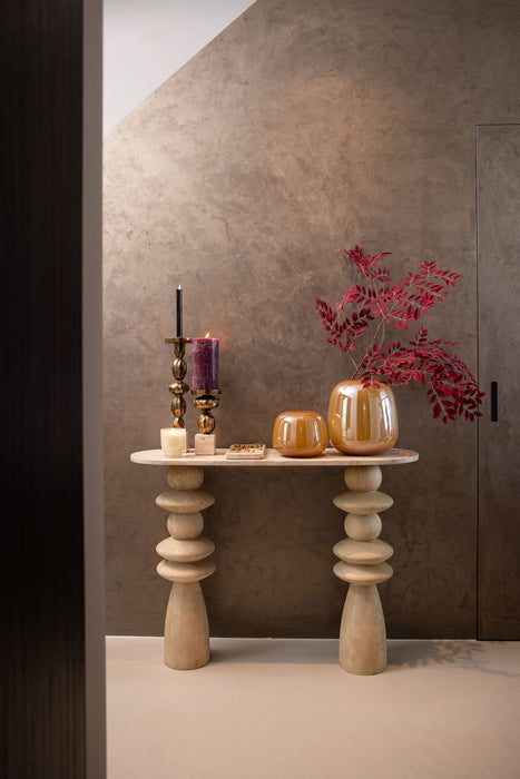 Ovale bijzettafel Callain van mangohout en marmer in beige, 33x106 cm, met decoratieve vazen en kaarsen in een modern interieur.