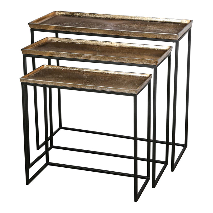 Set van drie goudkleurige ijzeren bijzettafels met een strak zwart metalen frame.