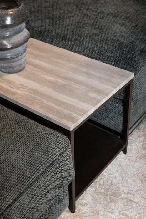 PTMD Laco bijzettafel van 40x100 cm met taupekleurig natuurstenen blad en zwart metalen onderstel naast een bank.