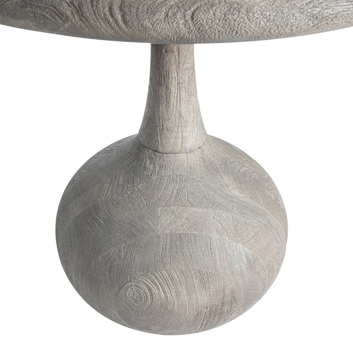 Ronde grijze bijzettafel van mangohout met een opvallende bolvormige voet en zichtbare houtnerf, 55 cm.