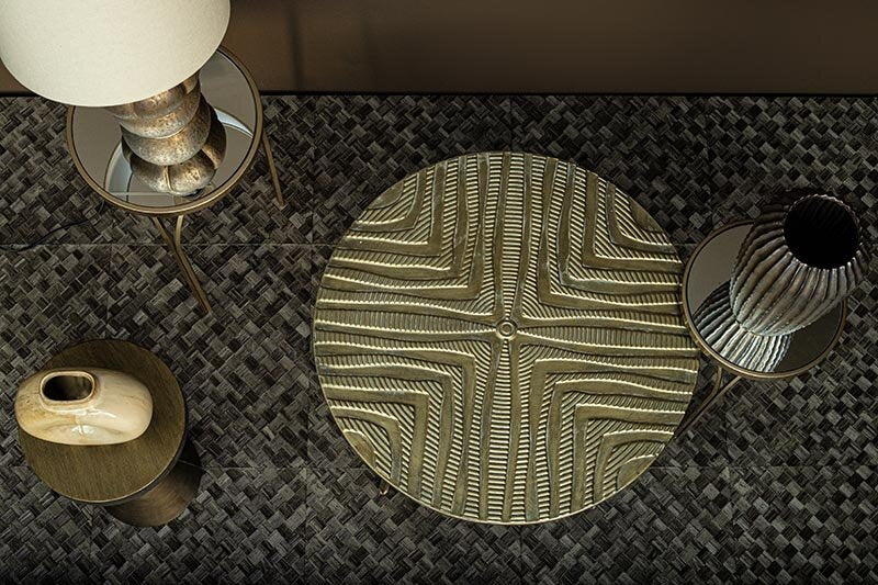 Ronde goudkleurige bijzettafel Rikka van PTMD met een decoratief ijzeren blad van 40 cm.