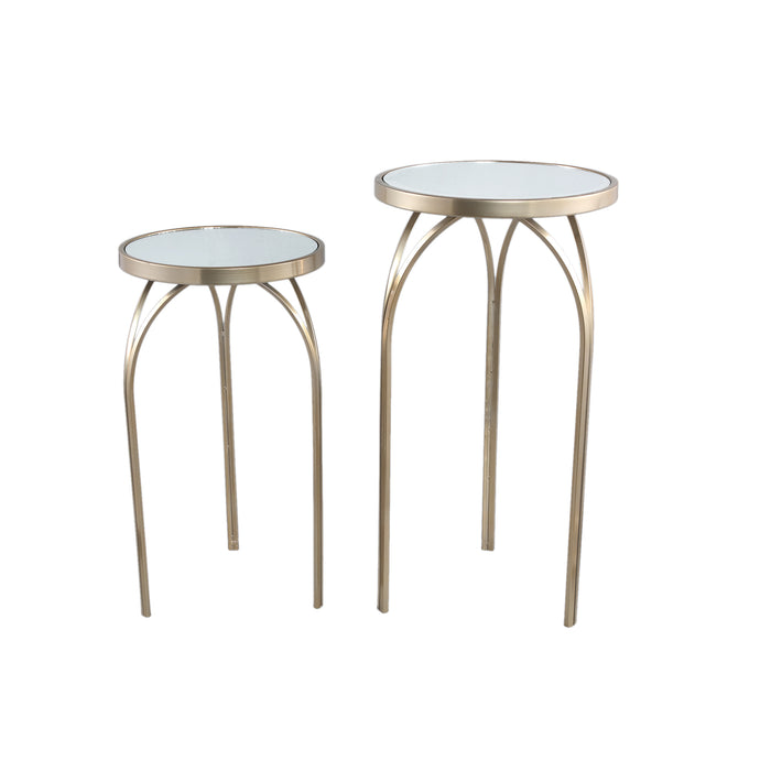 Twee ronde, goudkleurige bijzettafels van ijzer met een elegant metalen onderstel op een witte achtergrond.