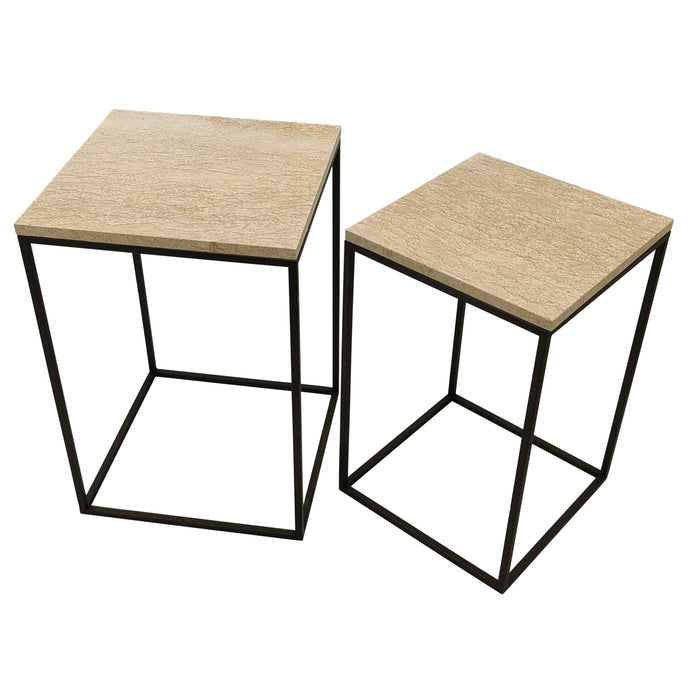 Twee beige Volos bijzettafels van natuursteen met een slank zwart metalen frame op een witte achtergrond.