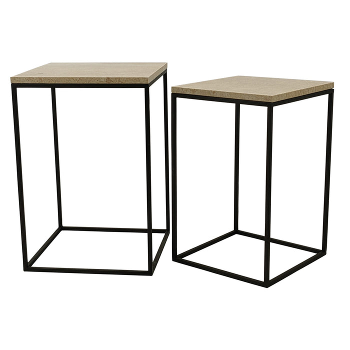 Twee beige bijzettafels Volos van PTMD met een natuurstenen blad en een strak zwart metalen frame.