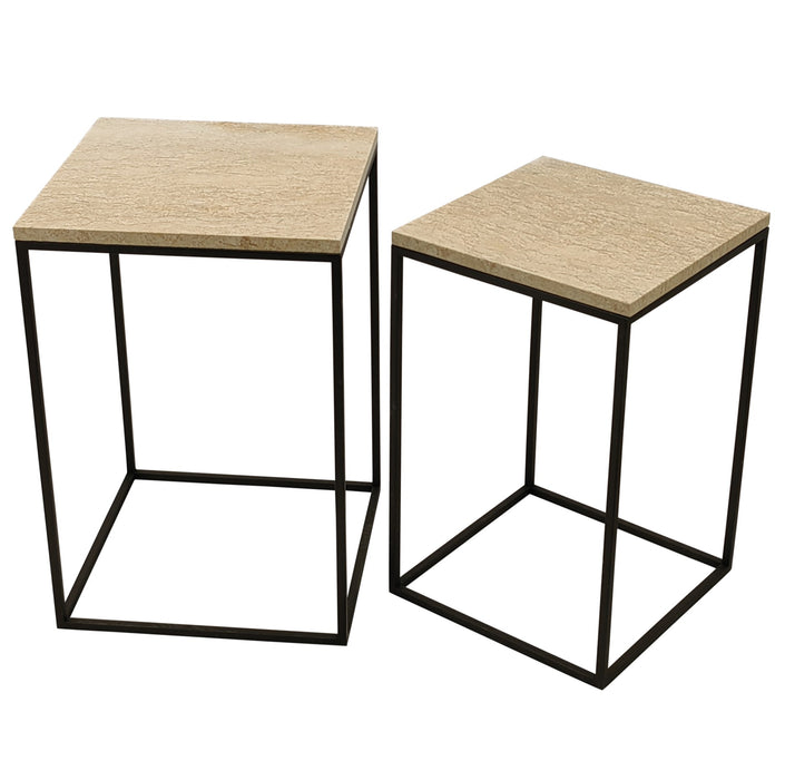 Twee beige Volos bijzettafels van natuursteen en marmer met een zwart metalen frame.