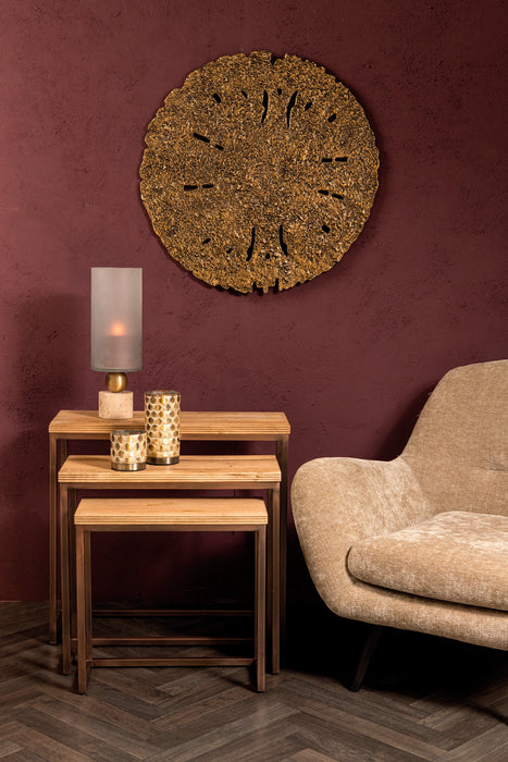 Rechthoekige PTMD Zoah bijzettafelset van mangohout met koperkleurig frame, 29x70 cm, in een sfeervol interieur.