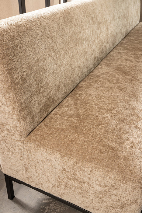 Beige Xania eetkamerbank van 240 cm met gestoffeerde polyester zitting en slank zwart metalen onderstel.