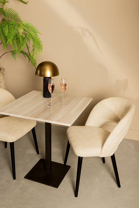 Vierkante witte marmeren eettafel Plaza van 70 cm met een zwart onderstel en twee beige stoelen.