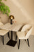 Vierkante witte marmeren eettafel Plaza van 70 cm met een zwart onderstel en twee beige stoelen.
