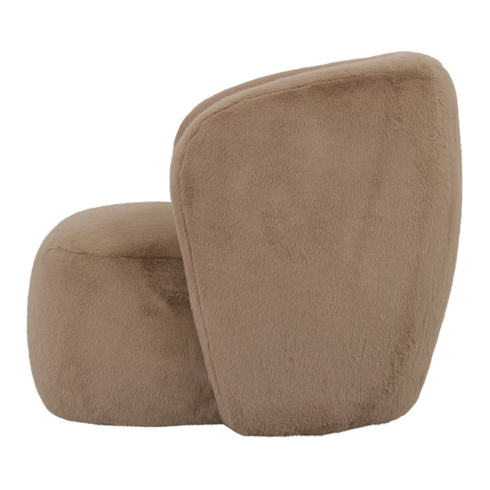 Moderne fauteuil Aphrodite van PTMD in mocca kleur met zachte, bontachtige polyester bekleding.