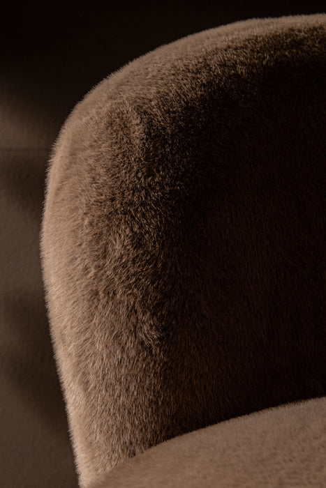 Close-up van de zachte, mocca-kleurige polyester bekleding met bontachtige textuur van de PTMD Aphrodite fauteuil.