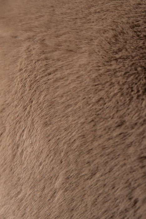Close-up van zachte, mocca-kleurige polyester bekleding met een bontachtige textuur van de Aphrodite fauteuil.