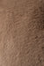 Close-up van zachte, mocca-kleurige polyester bekleding met een bontachtige textuur van de Aphrodite fauteuil.