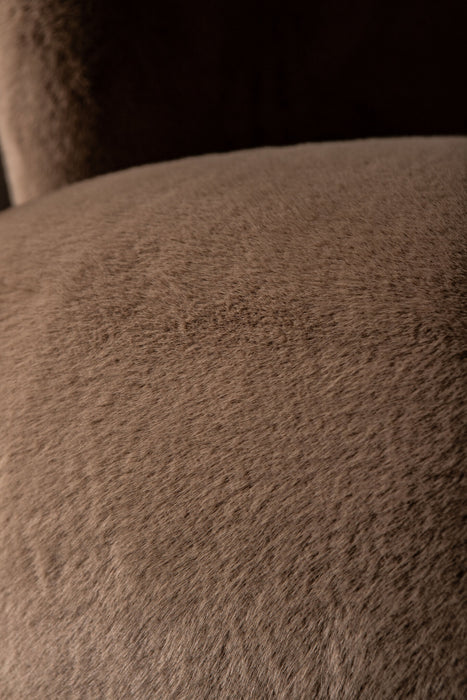 Close-up van de zachte, mocca-kleurige polyester bekleding met bontachtige textuur van de PTMD Aphrodite fauteuil.