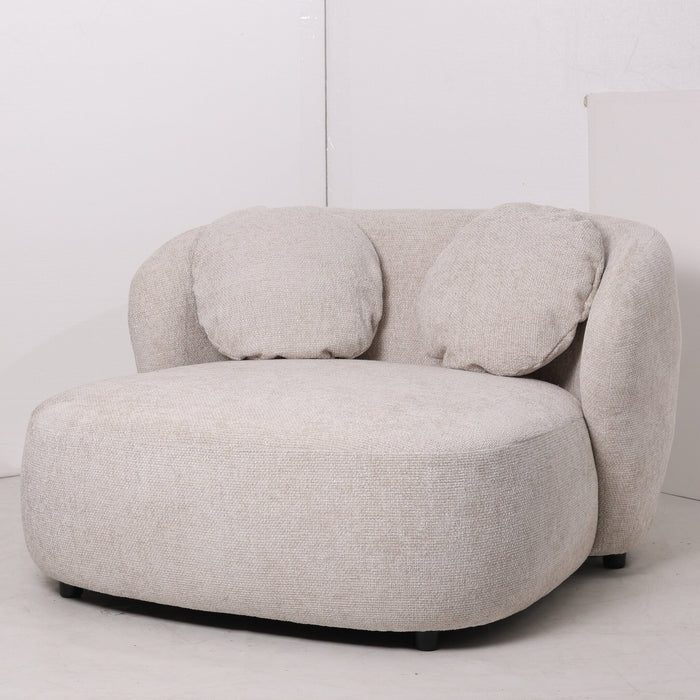 Luxe crèmekleurige PTMD fauteuil van polyester met ronde vormen en twee bijpassende kussens, 116x122 cm.
