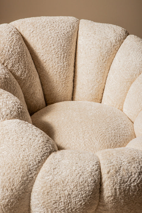 Crèmekleurige fauteuil Daisy met zachte polyester bekleding en een bloemvormige kuipzitting.