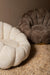 Twee bloemvormige fauteuils in crème en bruin polyester met een zachte textuur op een hoogpolig tapijt.