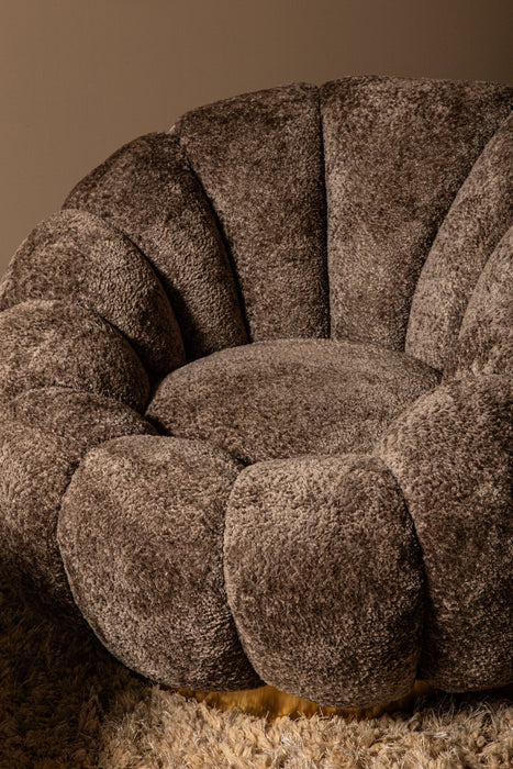 Zandbeige fauteuil Daisy met bloemvormige kuip, zachte polyester bekleding en goudkleurig metalen onderstel.