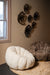 Zandbeige Daisy fauteuil met bloemvormige kuip en zachte polyester bekleding in een modern interieur.
