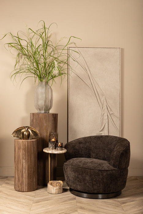 Bruine polyester fauteuil Filou van PTMD met een slank metalen onderstel in een sfeervol interieur.