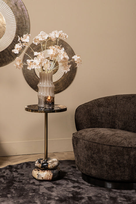 Bruine fauteuil Filou van PTMD met polyester bekleding en slank metalen onderstel in een sfeervol interieur.