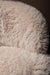 Close-up van de zachte, beige polyester Hair-bekleding van de PTMD Franklyn fauteuil met een aaibare textuur.