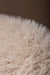 Close-up van zachte, beige polyester bekleding met aaibare haarstructuur van de Franklyn fauteuil.