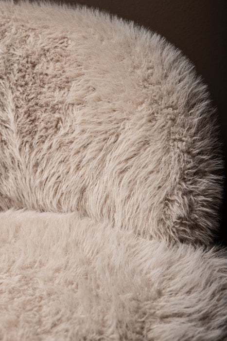 Close-up van beige Franklyn fauteuil met zachte, aaibare polyester bekleding in een harige textuur.