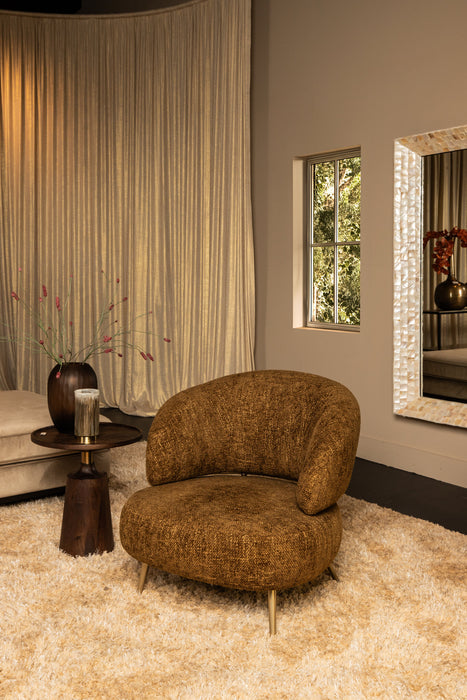 Moderne amberkleurige fauteuil met gestructureerde polyester bekleding en slank metalen onderstel.
