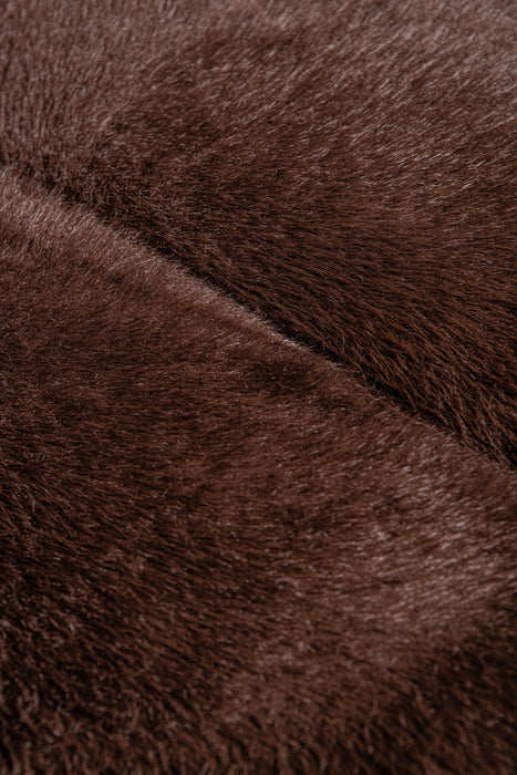 Close-up van de zachte, bruine polyester bekleding met bontachtige textuur van de PTMD Furia fauteuil.