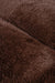 Close-up van de zachte, bruine polyester bekleding met bontachtige textuur van de PTMD Furia fauteuil.