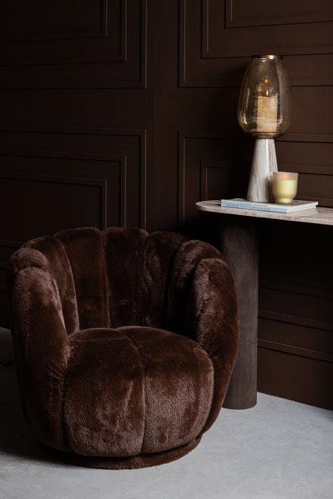 Bruine PTMD Furia fauteuil met zachte, bontachtige polyester bekleding en een stijlvol, rond ontwerp.