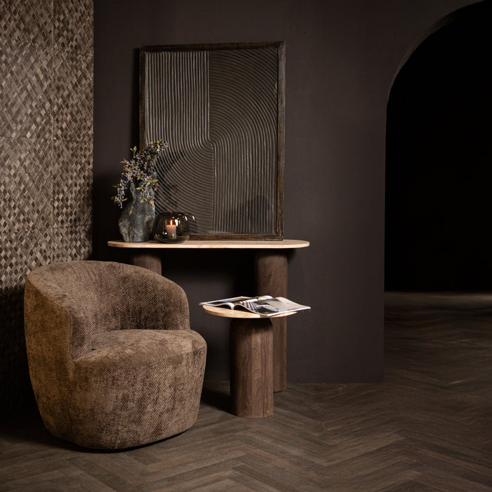 Bruine polyester fauteuil Grasa van PTMD met een compact, rond ontwerp in een sfeervol interieur.