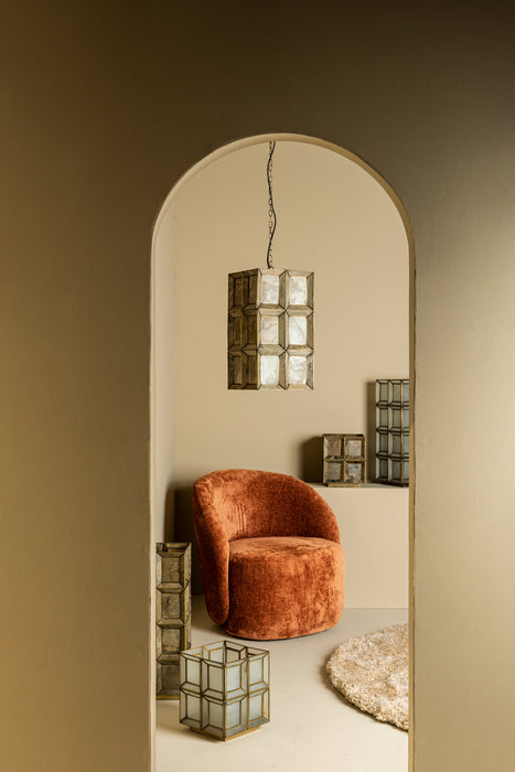 PTMD Layra hanglamp van wit glas met antieke afwerking, 24x24x45 cm, in een stijlvol interieur met boogdoorgang.