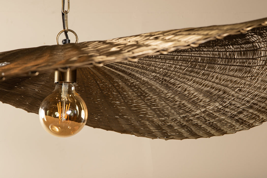 Goudkleurige PTMD hanglamp Shauney van 29 cm met een golvend ijzeren armatuur en een sfeervolle led-lichtbron.
