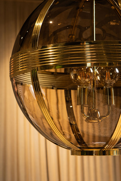 Grote ronde PTMD hanglamp van goudkleurig messing en glas, 56x56x76 cm met decoratieve lichtbronnen.